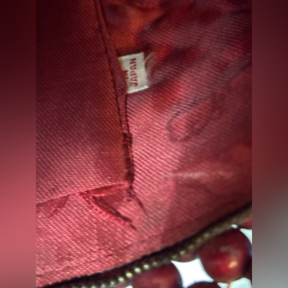 VINTAGE 60s/70s era ruby red wooden bead clutch purse/shoulder bag - Picture 16 of 16